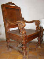 Дубовое кресло XVIII века