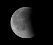 _moonecl25_23.jpg (24189 bytes)
